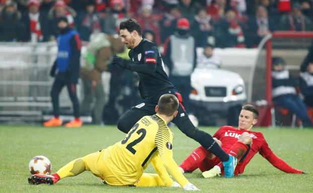 Aduriz, en la acción que significó el primer tanto del Athletic. 