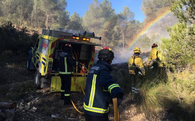 Los bomberos trabajando en la zona del incendio.