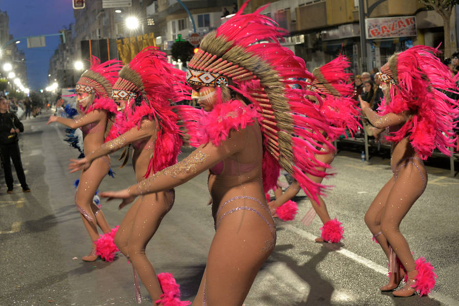 Casi cincuenta peñas de otras localidades llenan de esplendor y alegría las principales calles de la ciudad en la recta final de las fiestas