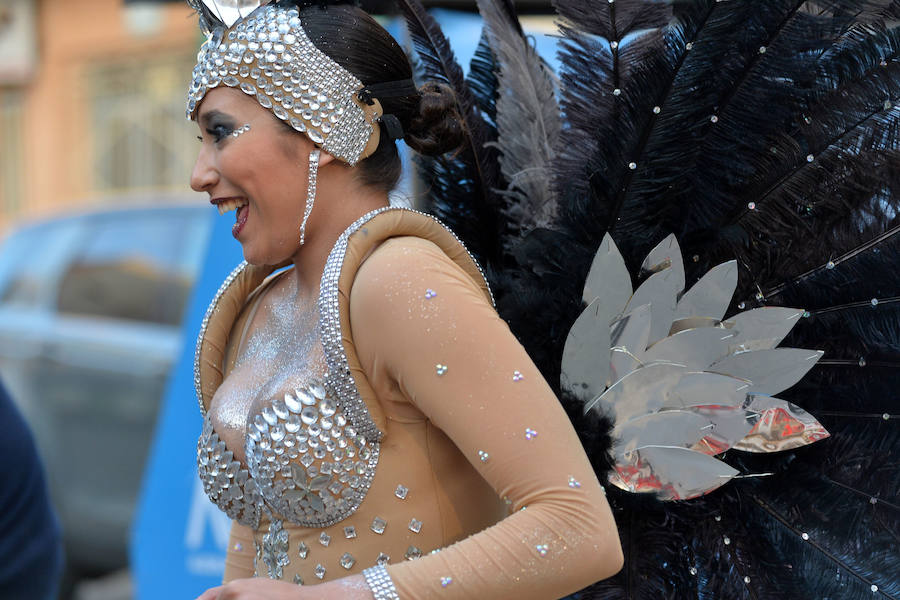 Casi cincuenta peñas de otras localidades llenan de esplendor y alegría las principales calles de la ciudad en la recta final de las fiestas