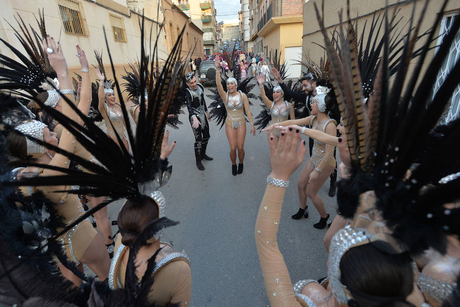 Casi cincuenta peñas de otras localidades llenan de esplendor y alegría las principales calles de la ciudad en la recta final de las fiestas