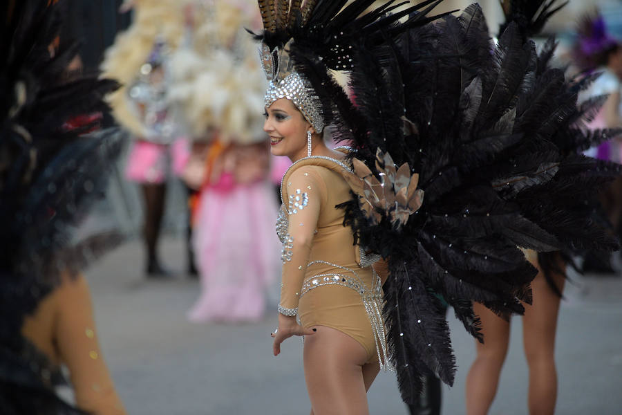 Casi cincuenta peñas de otras localidades llenan de esplendor y alegría las principales calles de la ciudad en la recta final de las fiestas