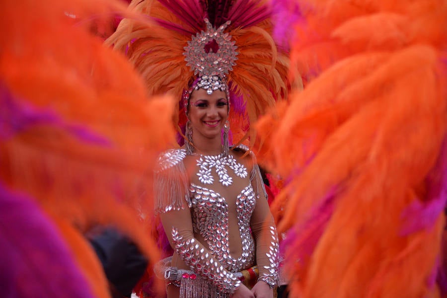 Casi cincuenta peñas de otras localidades llenan de esplendor y alegría las principales calles de la ciudad en la recta final de las fiestas