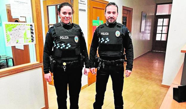 Dos agentes de la Policía Local posan con los nuevos chalecos.