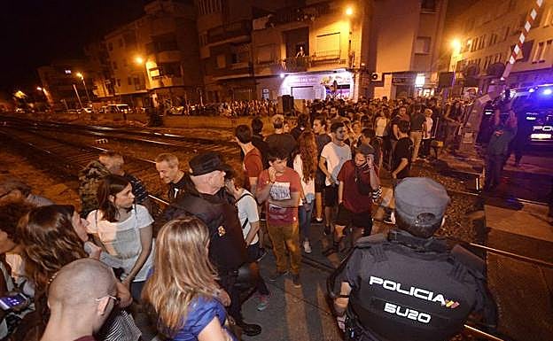 Protesta de la plataforma Pro-Soterramiento de las vias del AVE en el paso a nivel de Santiago el Mayor.