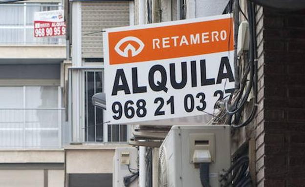 Un cartel de un piso en alquiler