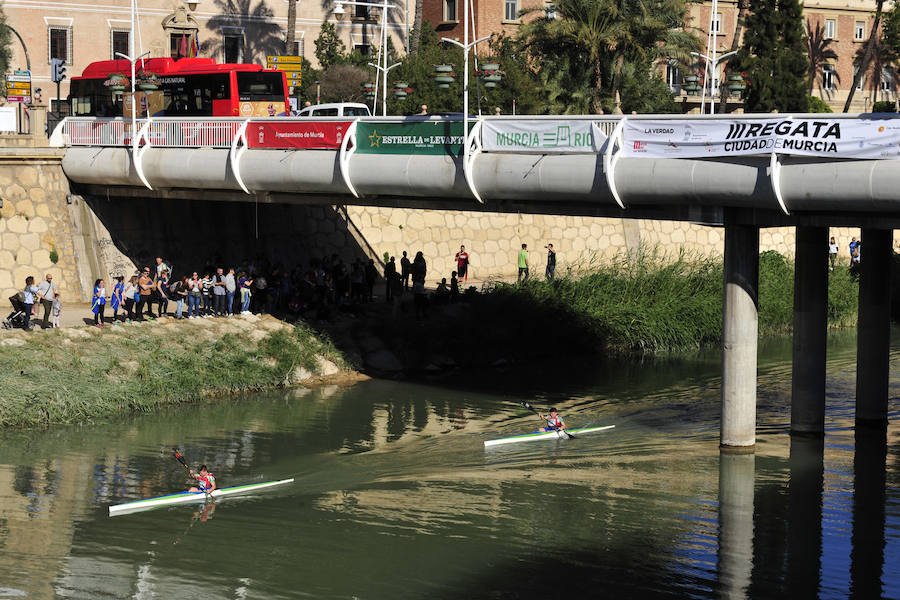 El Murcia Remo venció al equipo de la Policía Nacional en una carrera de barcos dragón