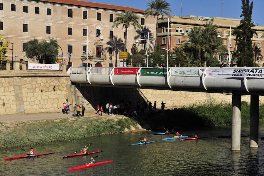 El Murcia Remo venció al equipo de la Policía Nacional en una carrera de barcos dragón