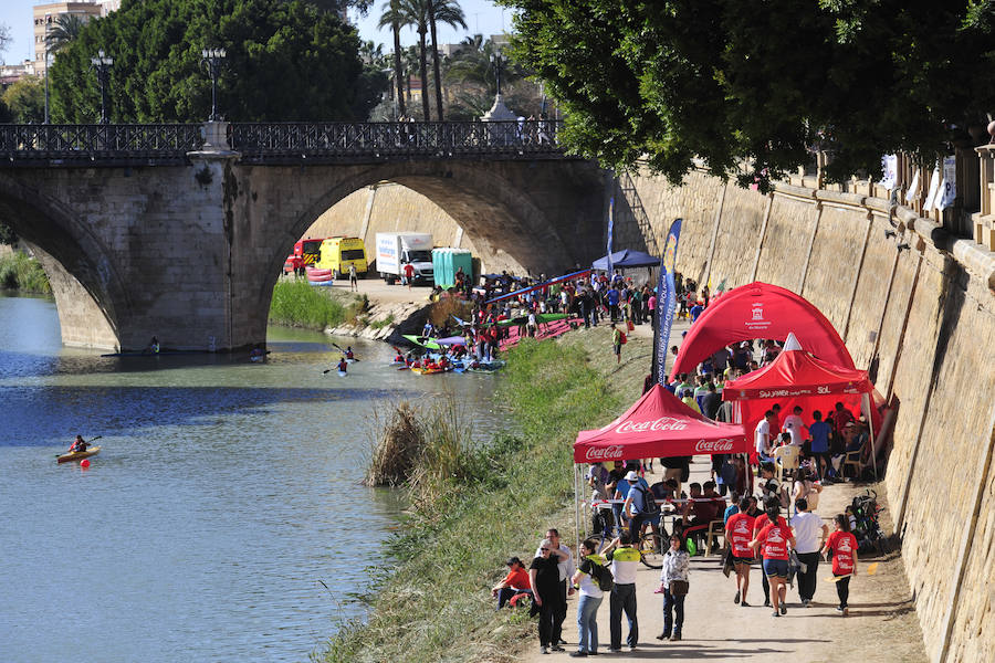 El Murcia Remo venció al equipo de la Policía Nacional en una carrera de barcos dragón