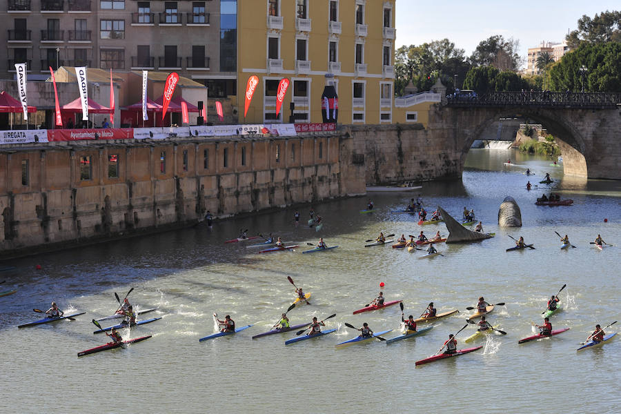 El Murcia Remo venció al equipo de la Policía Nacional en una carrera de barcos dragón