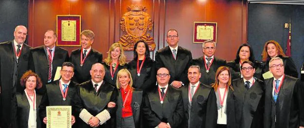 Los letrados que recibieron este viernes la medalla de plata en el Colegio de Abogados de Murcia.