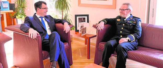 José Ballesta y Ángel Marín, ayer, conversando en las dependencias de Alcaldía.