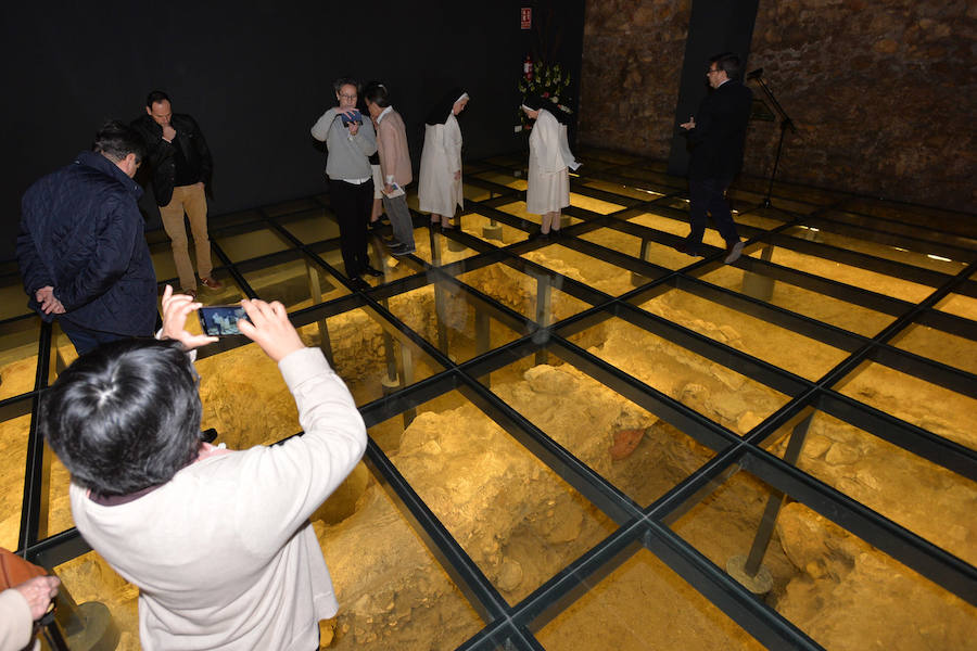 La ampliación del colegio de las mercedarias permite la puesta en valor de unos restos arqueológicos medievales. Bajo el suelo de cristal se han conservado una calle de más de 800 años de antigüedad, una placeta, unos baños públicos y tres estancias abovedadas