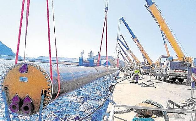 Instalación de las tuberías para la nueva toma de agua de la desaladora de Escombreras, el verano pasado 