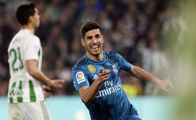 Marco Asensio celebra uno de sus goles ante el Betis. 