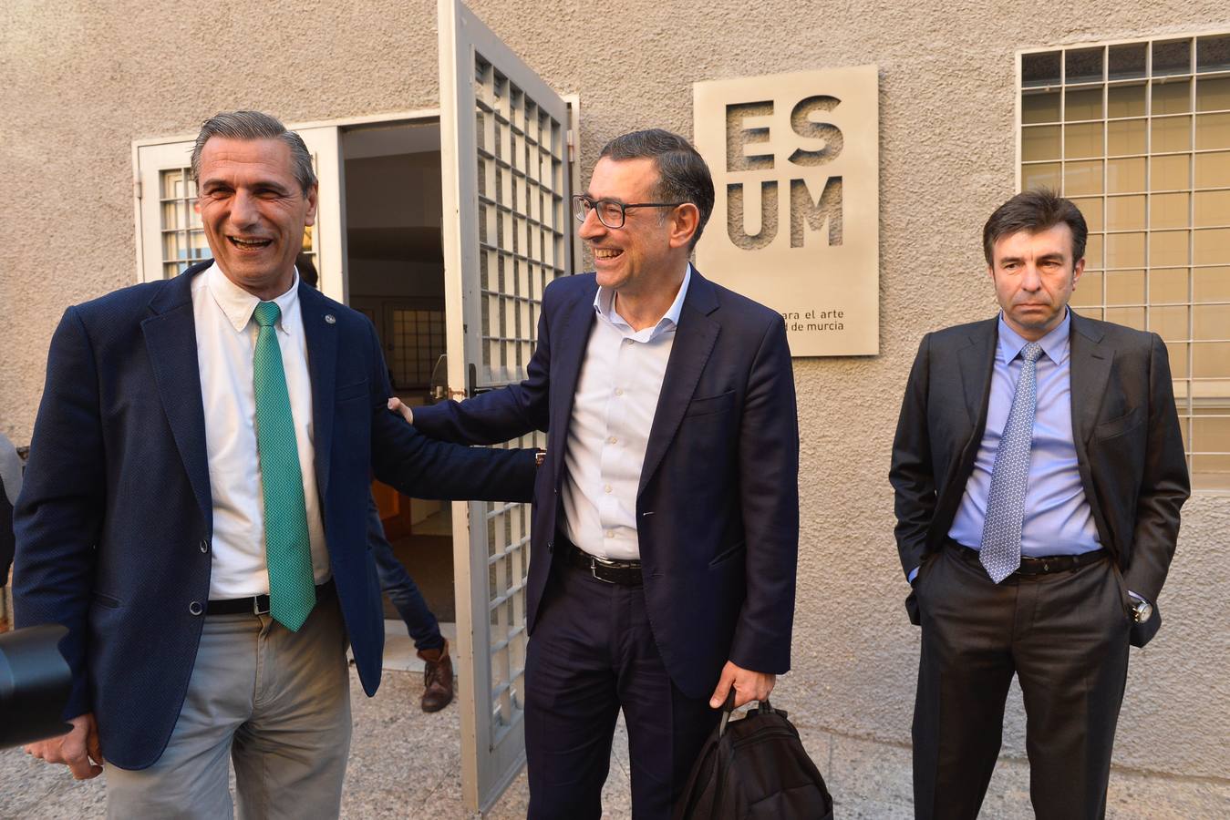 Los catedráticos Pedro Lozano, José Luján, Pablo Artal, Emilio Martínez y José Antonio Gomez participan en un coloquio en el Paraninfo del Campus de la Merced