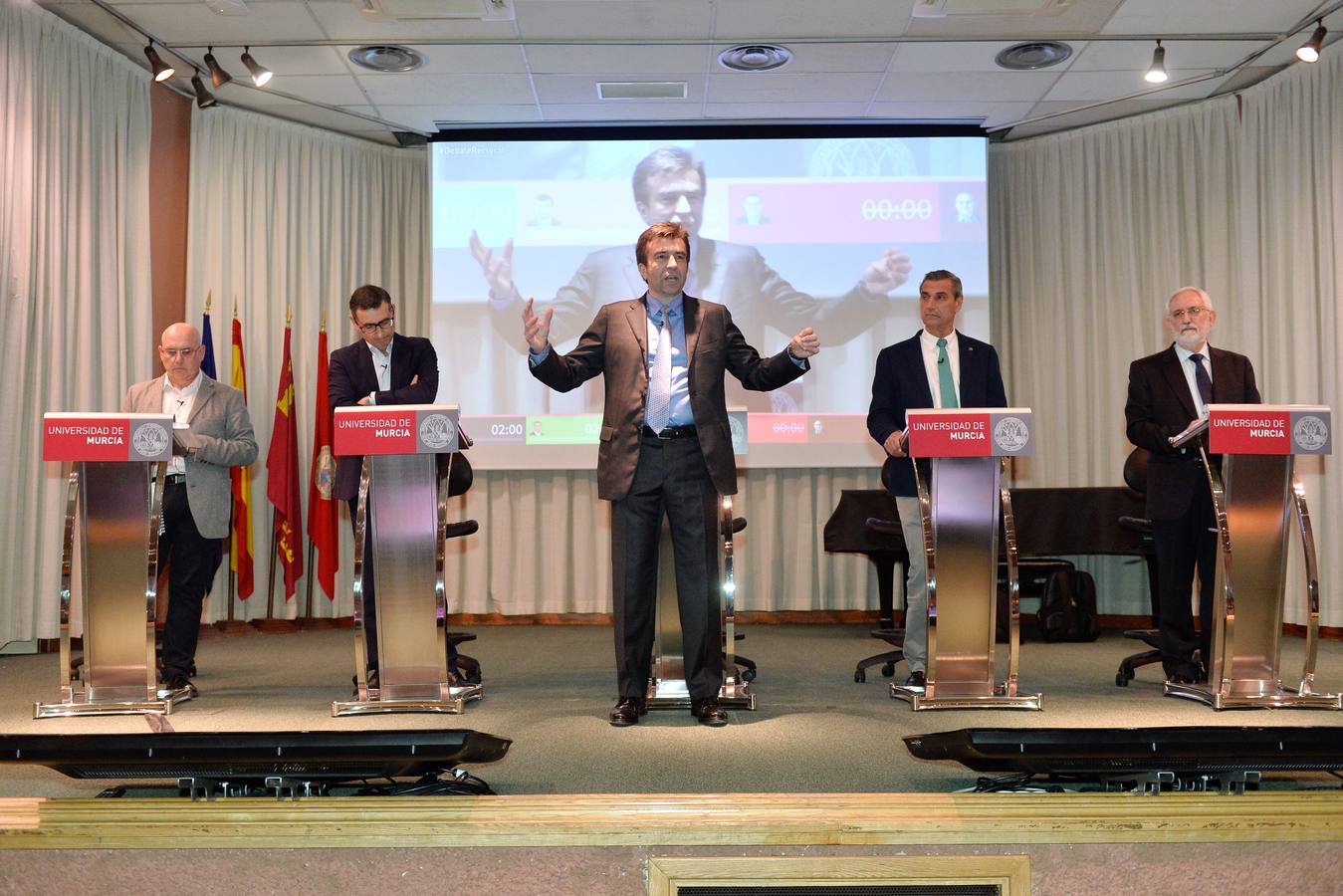 Los catedráticos Pedro Lozano, José Luján, Pablo Artal, Emilio Martínez y José Antonio Gomez participan en un coloquio en el Paraninfo del Campus de la Merced