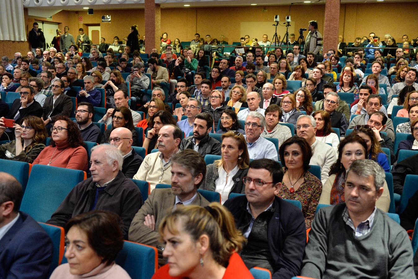 Los catedráticos Pedro Lozano, José Luján, Pablo Artal, Emilio Martínez y José Antonio Gomez participan en un coloquio en el Paraninfo del Campus de la Merced