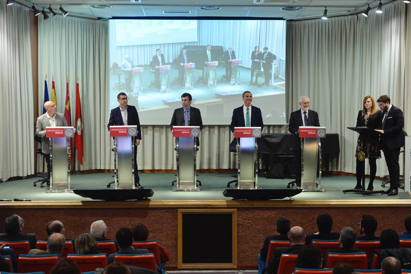 Los catedráticos Pedro Lozano, José Luján, Pablo Artal, Emilio Martínez y José Antonio Gomez participan en un coloquio en el Paraninfo del Campus de la Merced