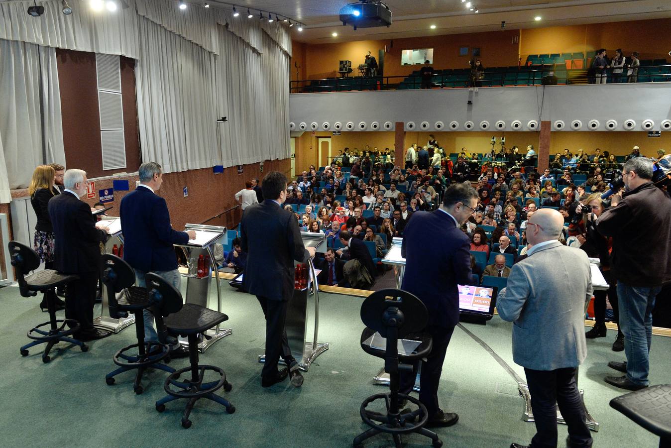 Los catedráticos Pedro Lozano, José Luján, Pablo Artal, Emilio Martínez y José Antonio Gomez participan en un coloquio en el Paraninfo del Campus de la Merced