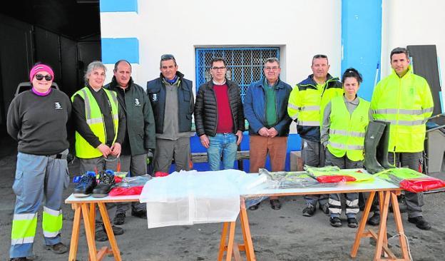 El personal laboral posando con la nueva indumentaria.