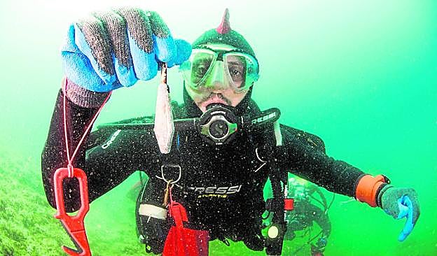 El voluntario Víctor J. Cascales muestra un plomo.