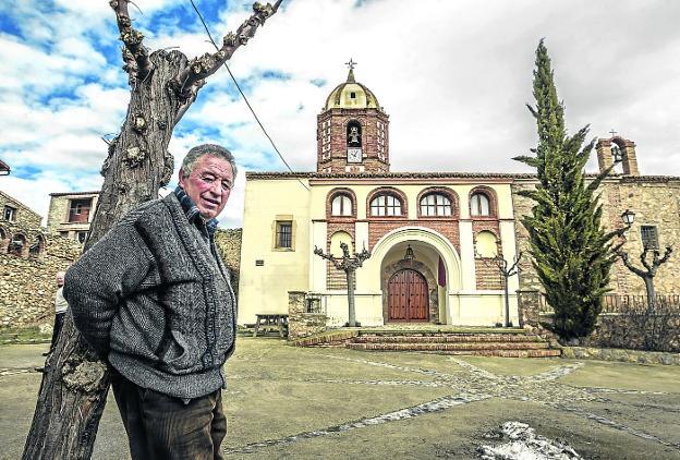 Salvador Pérez Abad, alcalde de Villarroya desde 1973, en la plaza del pueblo, frente a la iglesia.