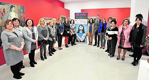Representantes de ThaderConsumo, Mujeres de Lorca, Forum Política Feminista, Fedam, Afammer, y Agua y Tierra, con Cristina Calzón, directora comercial de 'La Verdad'; Inma Perán, profesora del IES Cascales; Isabel Sánchez, directiva de Disfrimur; Ana Belén Martínez, directora regional de Relaciones Externas de Mercadona, y Estefanía Ruiz, de TerraFecundis, con Alicia Barquero, Antonio González y Conchita Ruiz.