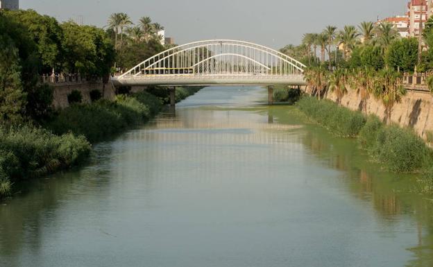 El río Segura, a su paso por el centro de Murcia.