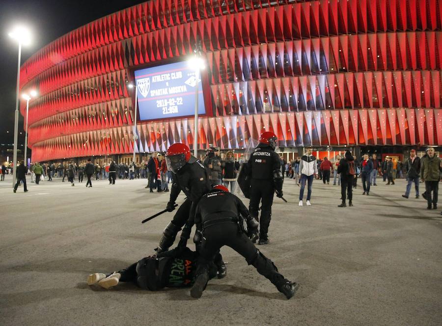 Un ertzaina ha fallecido tras los altercados previos al partido correspondiente a la vuelta de dieciseisavos de la Liga Europa entre el Athletic y el Spartak. Cinco personas, al menos tres de ellas ultras del conjunto ruso, han sido detenidas por los incidentes, en los que se han lanzado bengalas y diversos objetos.