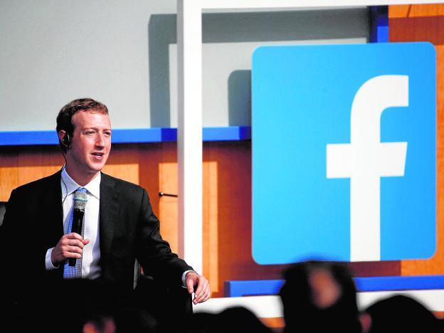 El creador de Facebook, Mark Zuckerberg, en la sede de la compañía.