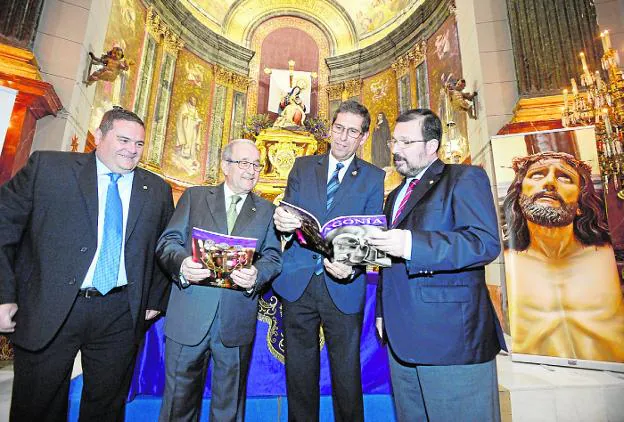El coordinador del trabajo, Felipe Vilas; el hermano mayor honorario Méndez; el hermano mayor, Francisco Pagán; y el presidente agónico, Agustín Alcaraz. 