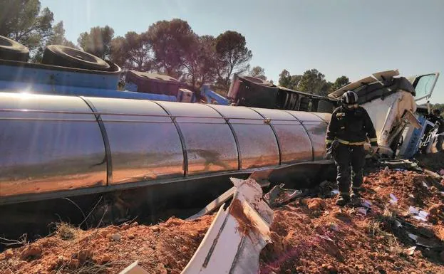 Camión cisterna volcado en el límite de la Región de Murcia. 