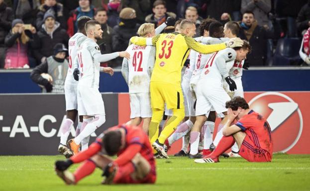 Los futbolistas del Salzburgo celebran el pase de su equipo, ante la desolación de los jugadores de la Real. 