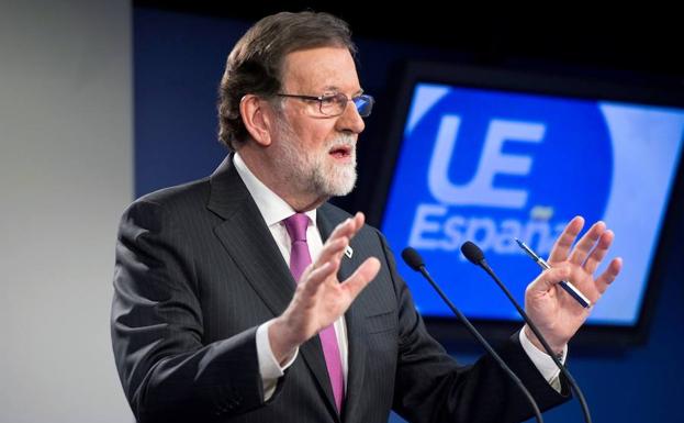 Rajoy da una conferencia de prensa en Bruselas. 