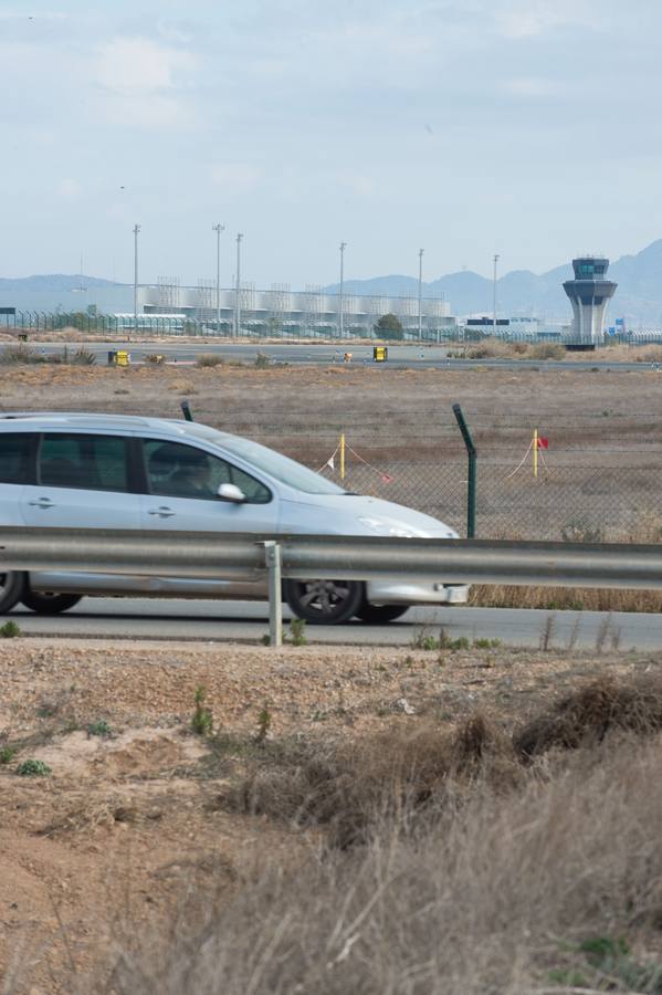 García-Legaz firma el contrato para la explotación y mantenimiento del aeródromo durante los próximos 25 años con el presidente López Miras. Llevará el nombre del ingeniero murciano Juan de la Cierva