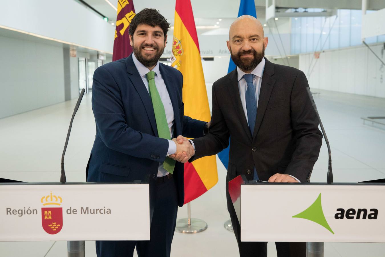 García-Legaz firma el contrato para la explotación y mantenimiento del aeródromo durante los próximos 25 años con el presidente López Miras. Llevará el nombre del ingeniero murciano Juan de la Cierva