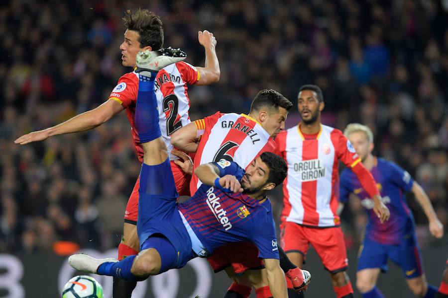 El conjunto de Valverde arrolla al Girona para afianzarse en el liderato. Tres goles de Suárez, un doblete de Messi y un gol de Coutinho neutralizaron el gol inicial de Portu.