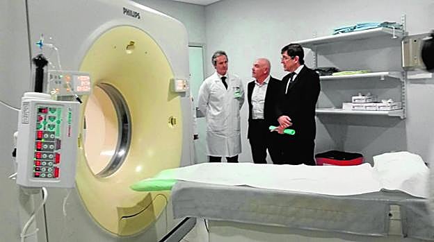 El consejero de Salud, el pasado viernes, en el Reina Sofía junto al director gerente, Juan Antonio Marqués.