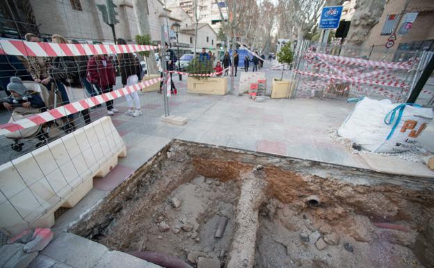 Las obras de peatonalización de la avenida Alfonso X el Sabio en Murcia, que comenzaron ayer, obligarán a cerrar temporalmente, y por tramos, las terrazas.