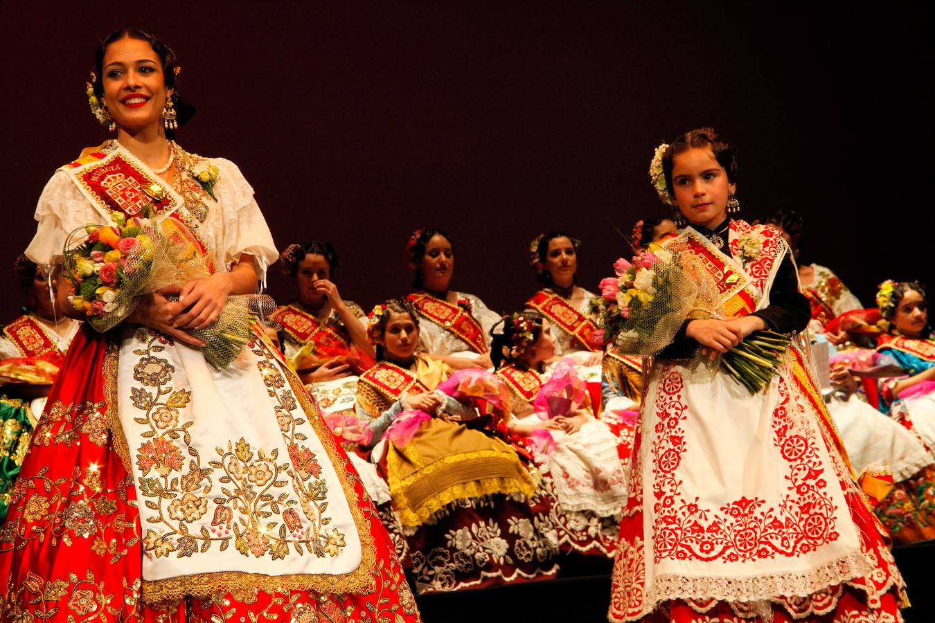 La Federación de Peñas Huertanas rindió homenaje a las Reinas de la Huerta salientes y a sus respectivas cortes de honor durante una gala celebrada en en el Teatro Romea