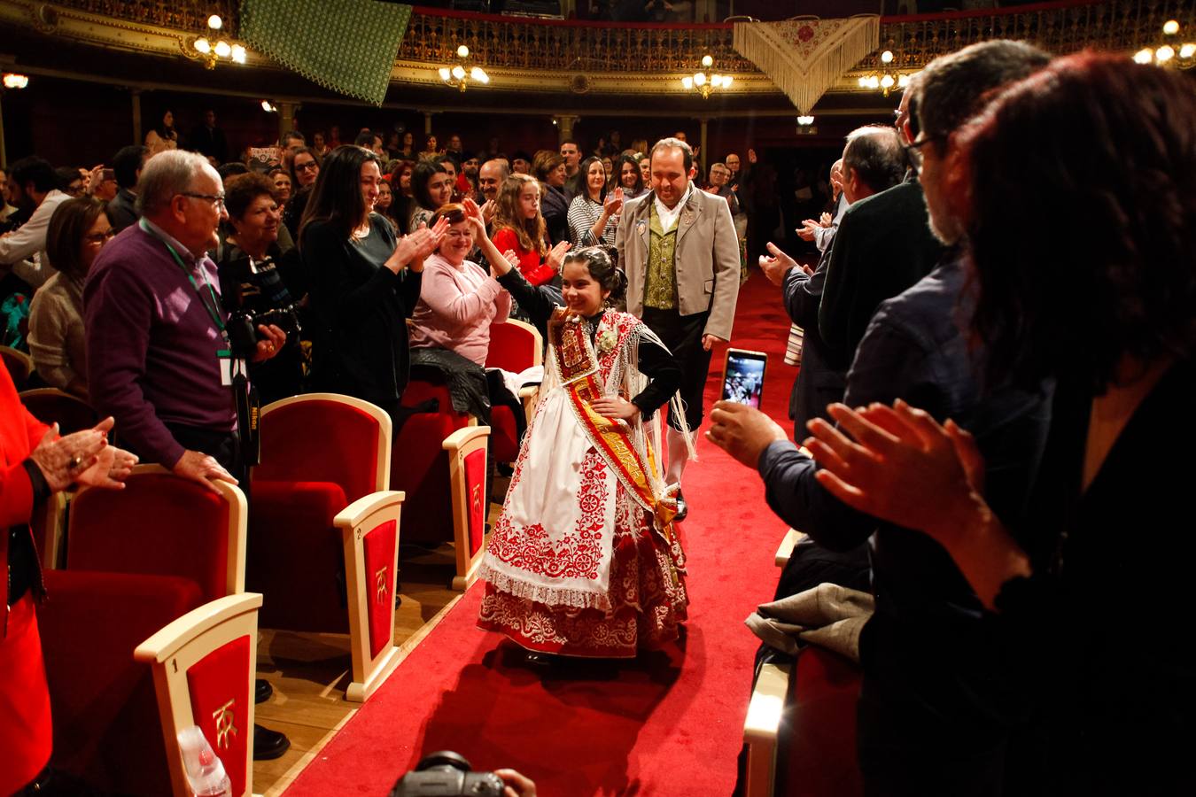 La Federación de Peñas Huertanas rindió homenaje a las Reinas de la Huerta salientes y a sus respectivas cortes de honor durante una gala celebrada en en el Teatro Romea