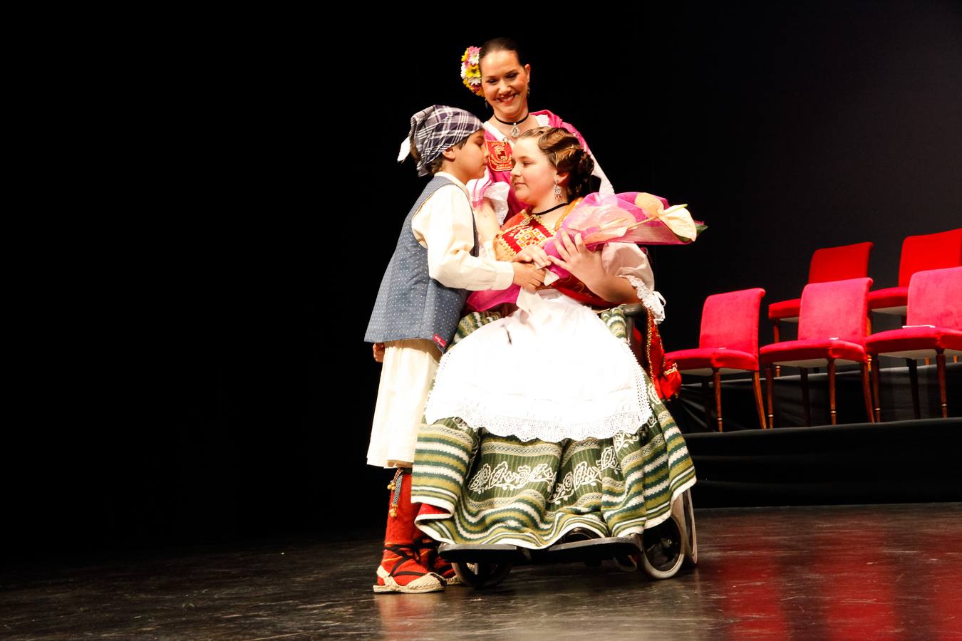 La Federación de Peñas Huertanas rindió homenaje a las Reinas de la Huerta salientes y a sus respectivas cortes de honor durante una gala celebrada en en el Teatro Romea