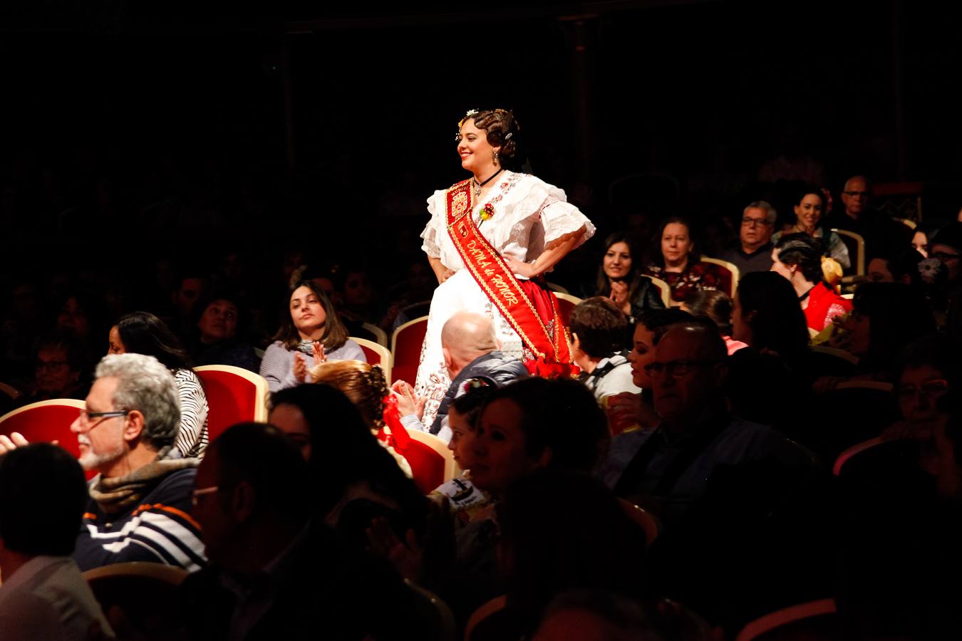 La Federación de Peñas Huertanas rindió homenaje a las Reinas de la Huerta salientes y a sus respectivas cortes de honor durante una gala celebrada en en el Teatro Romea