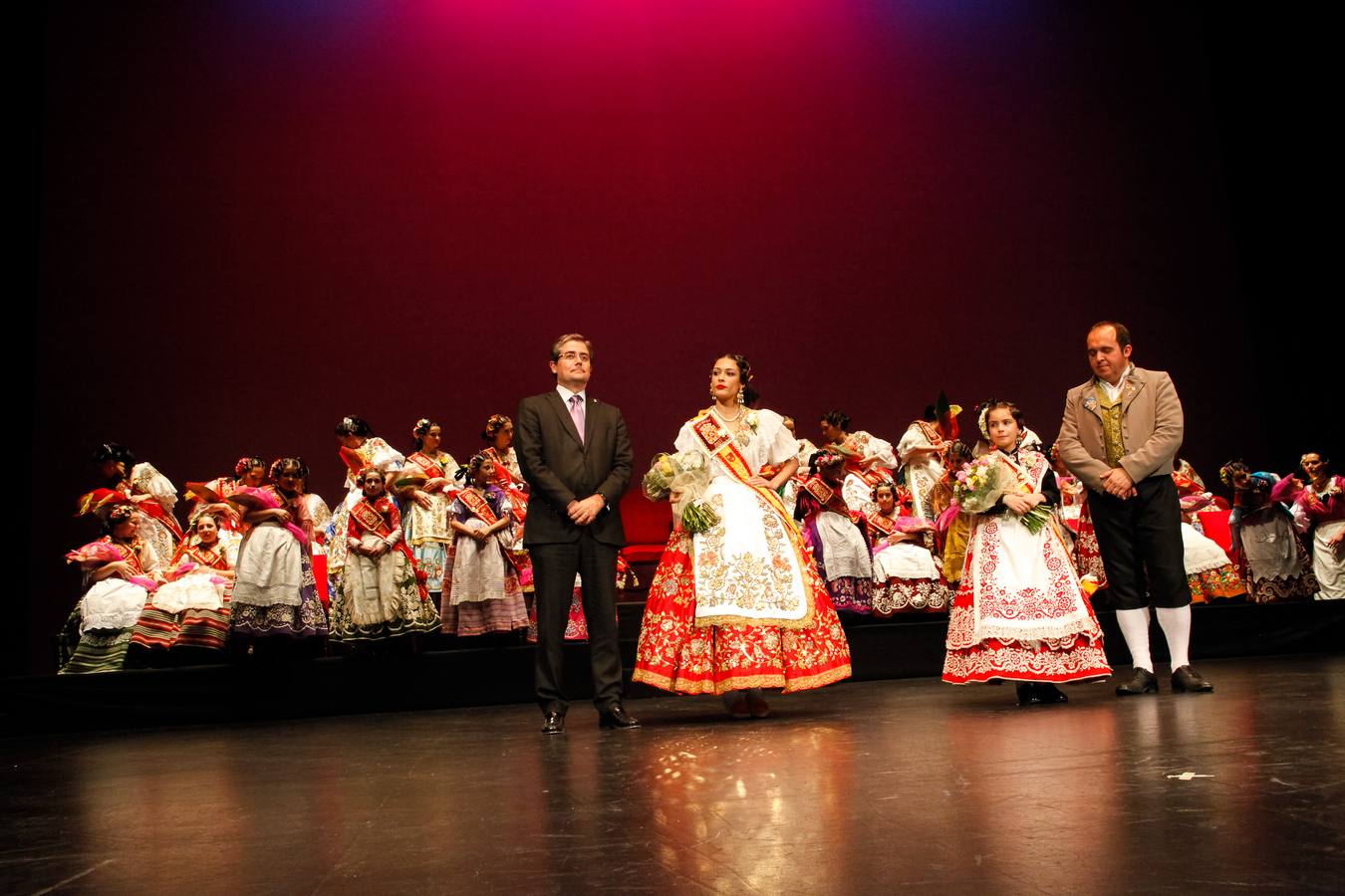 La Federación de Peñas Huertanas rindió homenaje a las Reinas de la Huerta salientes y a sus respectivas cortes de honor durante una gala celebrada en en el Teatro Romea