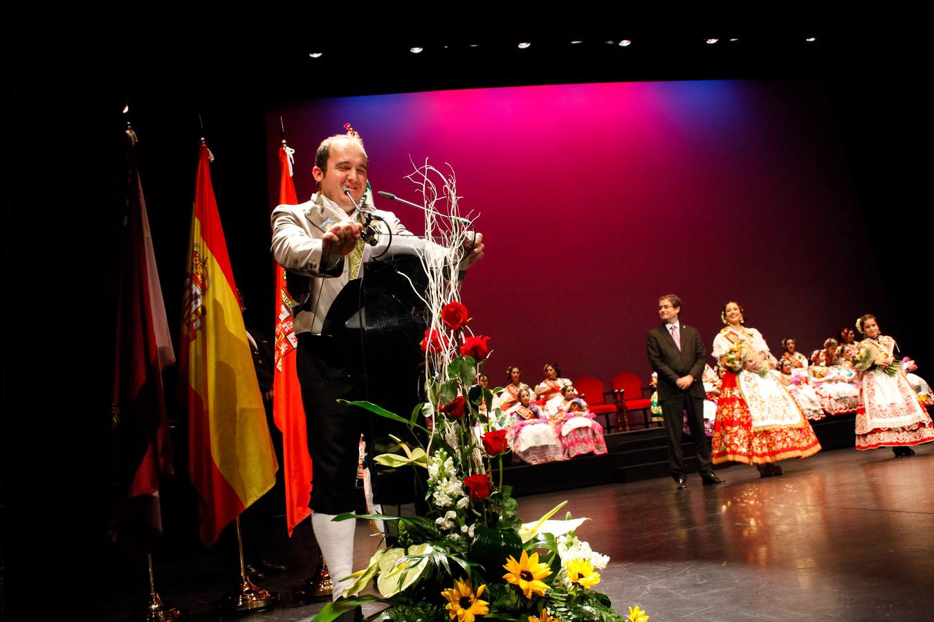 La Federación de Peñas Huertanas rindió homenaje a las Reinas de la Huerta salientes y a sus respectivas cortes de honor durante una gala celebrada en en el Teatro Romea