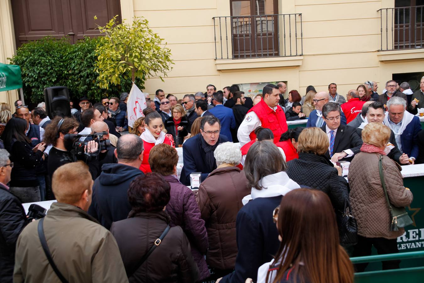 Tras el acto de presentación del cartel, tuvo lugar una fiesta sardinera en la plaza del Romea en la que se repartieron pasteles de carne y cerveza Estrella de Levante. 