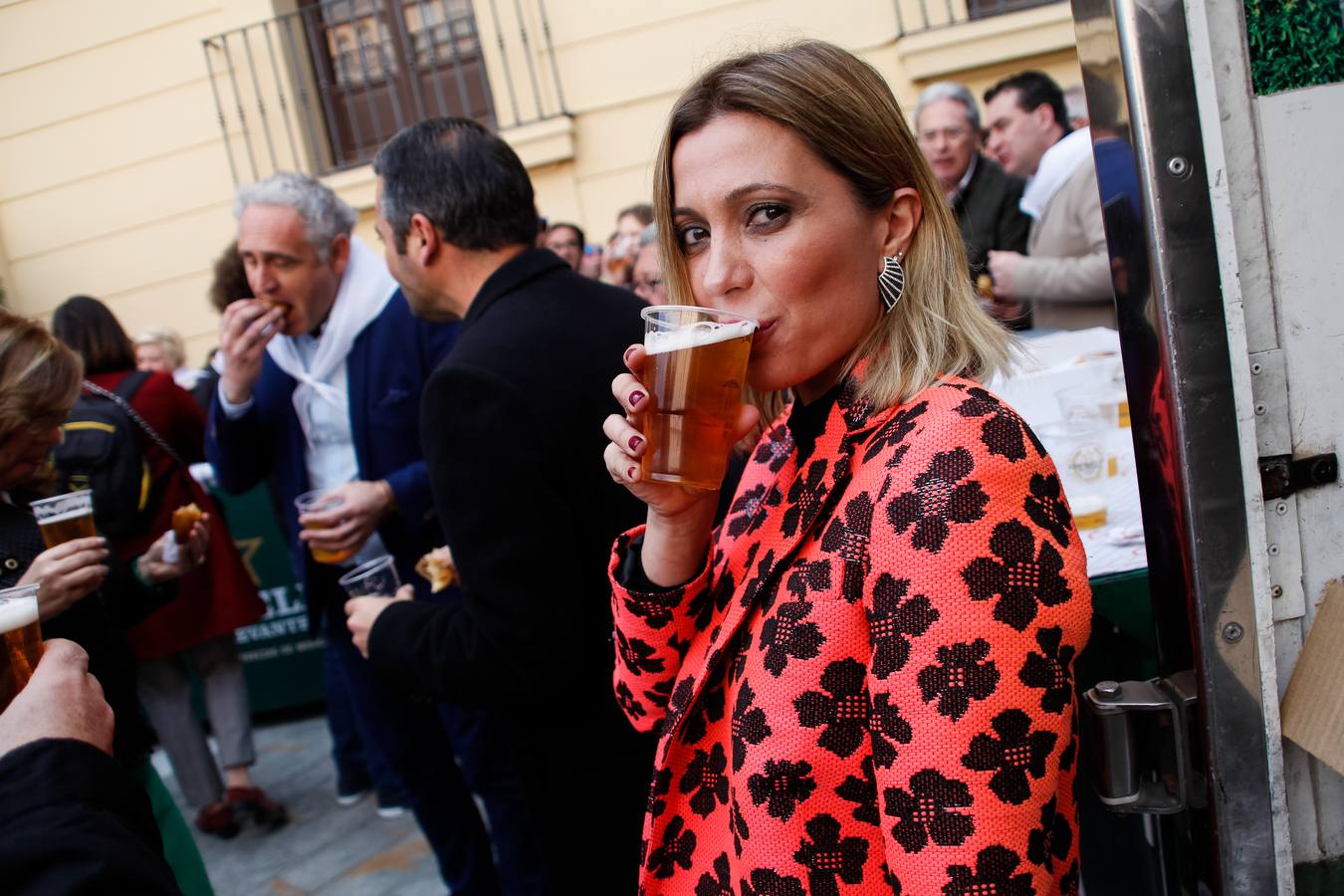 Tras el acto de presentación del cartel, tuvo lugar una fiesta sardinera en la plaza del Romea en la que se repartieron pasteles de carne y cerveza Estrella de Levante. 