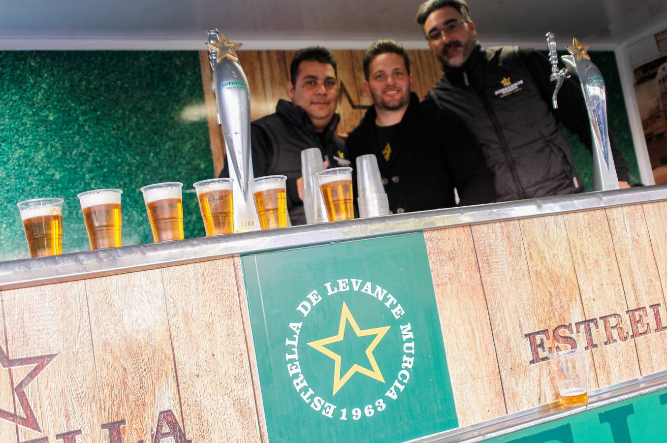 Tras el acto de presentación del cartel, tuvo lugar una fiesta sardinera en la plaza del Romea en la que se repartieron pasteles de carne y cerveza Estrella de Levante. 