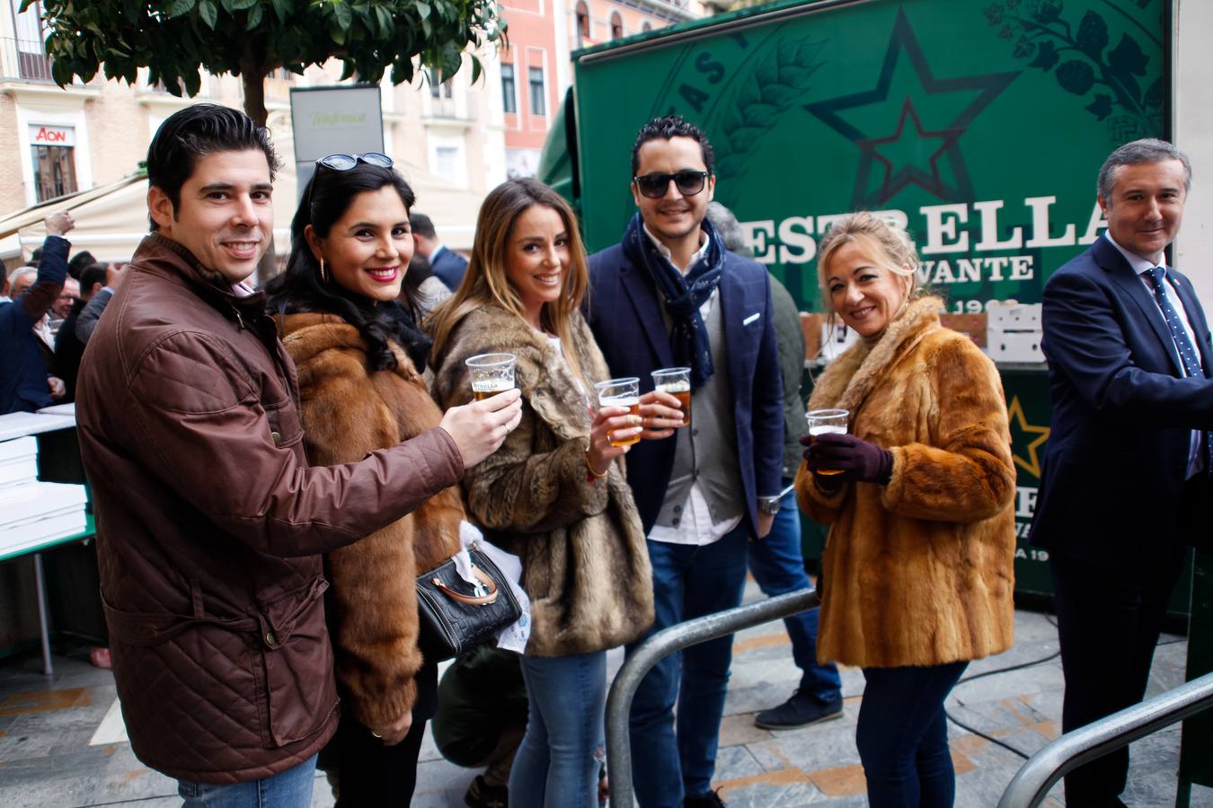 Tras el acto de presentación del cartel, tuvo lugar una fiesta sardinera en la plaza del Romea en la que se repartieron pasteles de carne y cerveza Estrella de Levante. 